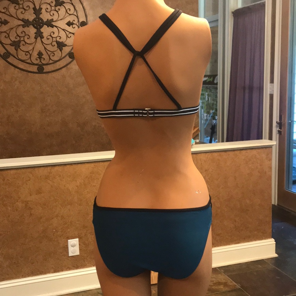 Bikini - Picture 2 of 2